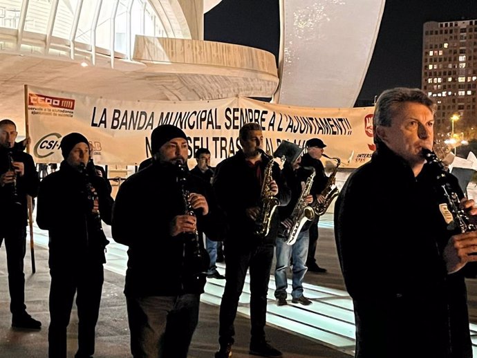 Músicos de la Banda Municipal de Valncia tocan marchas fúnebres en un acto reivindicativo frente al Palau de les Arts para protestar contra la intención del Ayuntamiento de trasladar la agrupación al Palau de la Música