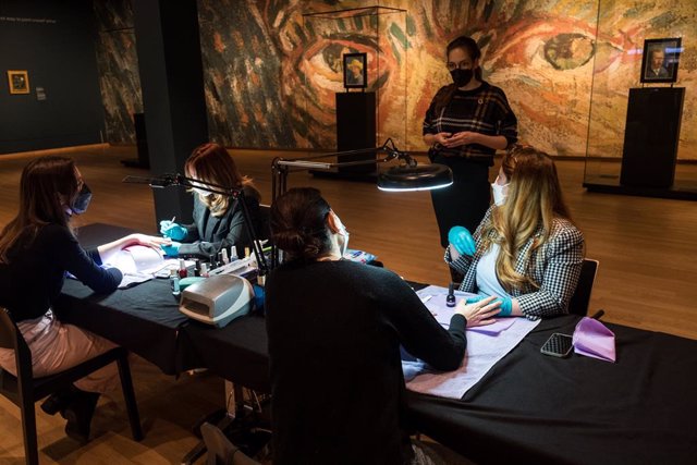 Sesión de manicura en el Museo Van Gogh de Ámsterdam