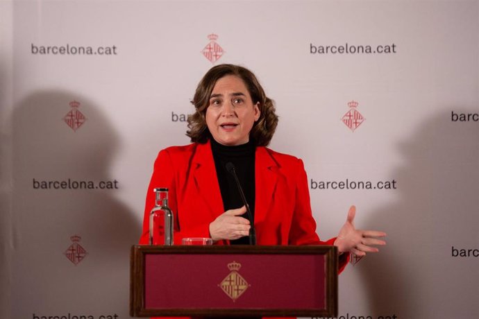 L'alcaldessa de Barcelona, Ada Colau, intervé en la roda de premsa després d'una reunió sobre projectes metropolitans, a l'Ajuntament de Barcelona, a 19 de gener de 2022, a Barcelona, Catalunya, (Espanya). 