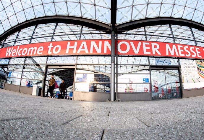 Archivo - FILED - 03 April 2019, Lower Saxony, Hanover: Visitors leave the exhibition grounds through the southern entrance of the Hannover Messe industry fair. The organizers of the Hannover Messe, one of the world's largest industry fairs, say the eve