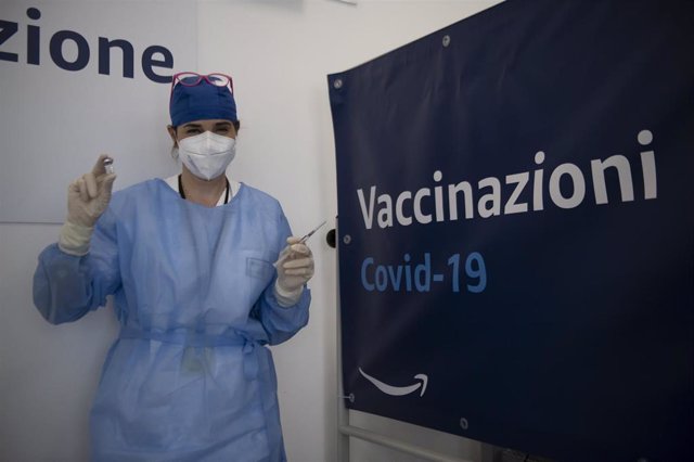 Archivo - Una trabajadora médica en un centro de vacunación levantado en las instalaciones de Amazon cerca de Turín.