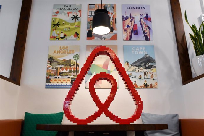 Archivo - Arxiu - FILED - 16 April 2018, Berlin: A general view of the Airbnb logo at the office of Airbnb Germany GmbH on Neue Schoenhauser street. Airbnb reports highest ever quarterly revenue & net income. Photo: Jens Kalaene/dpa-Zentralbild/dpa
