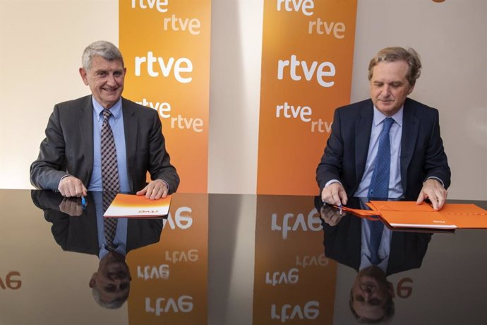 El presidente de RTVE, José Manuel Pérez Tornero, ha firmado este miércoles en Prado del Rey sendos protocolos de colaboración con WOMENNOW y Turium Institute de Vocento.