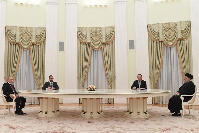El presidente ruso, Vladimir Putin, y su homólogo iraní, Ebrahim Raisi, en un encuentro en Moscú.