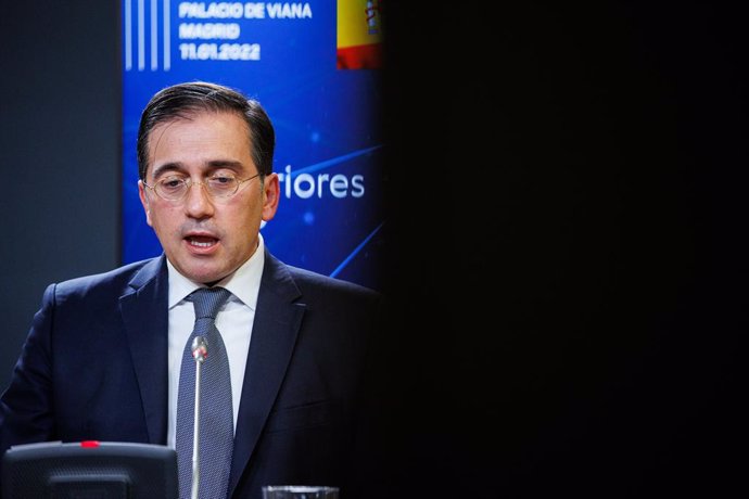 El ministro de Asuntos Exteriores, Unión Europea y Cooperación, José Manuel Albares en una rueda de prensa después de su reunión con el ministro de Asuntos Exteriores pakistaní, en el Palacio de Viana, a 11 de enero de 2022, en Madrid (España). El minis