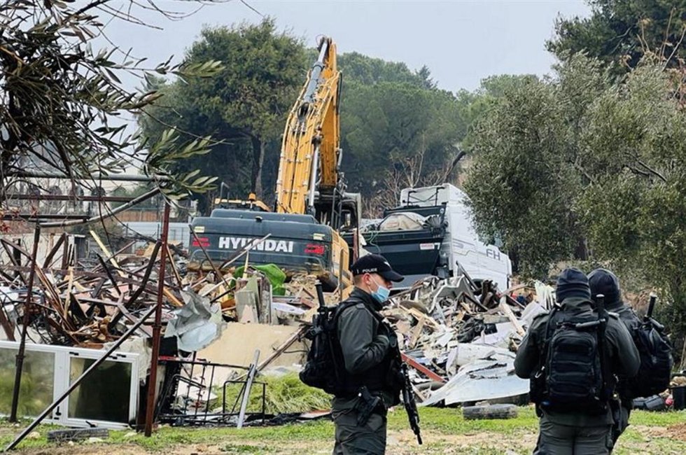 Agentes de las fuerzas israelíes custodian la demolición de una vivienda palestina en el barrio de Seij Jarrá.