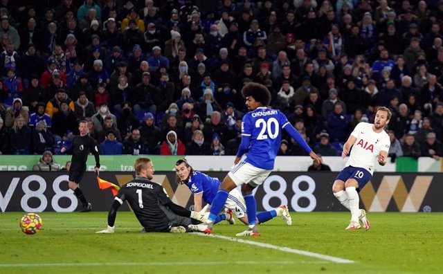 Harry Kane en el momento de marcar el primer gol del Tottenham frente al Leicester en la Premier League