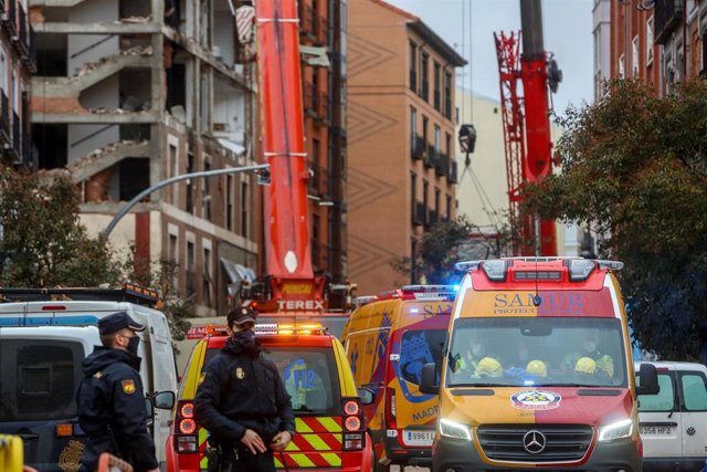 Archivo - Agentes de la Policía Nacional y ambulancias trabajan en las inmediaciones del edificio tras la explosión de ayer en la calle Toledo, en Madrid (España), a 21 de enero de 2021. 