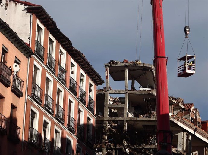 Archivo - Un grúa durante el desmontaje del edificio siniestrado en el número 98 de la calle Toledo, en Madrid (España), a 22 de enero de 2021. 