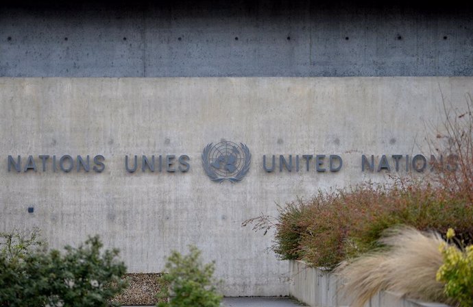 El logo de Naciones Unidas en un edificio.