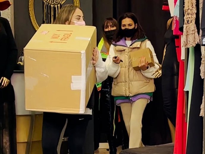 Rocío Flores y Olga Moreno, de gestiones en la tienda que la ganadora de 'Supervivientes' posee en Málaga