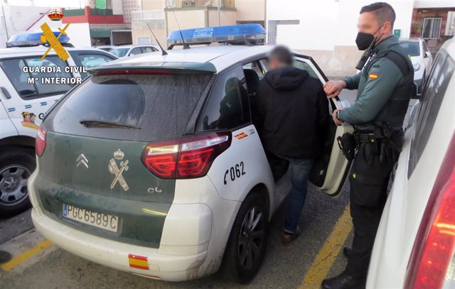 Detenido en Níjar (Almería) acusado de dos robos con arma blanca caracterizado como magrebí para no ser identificado