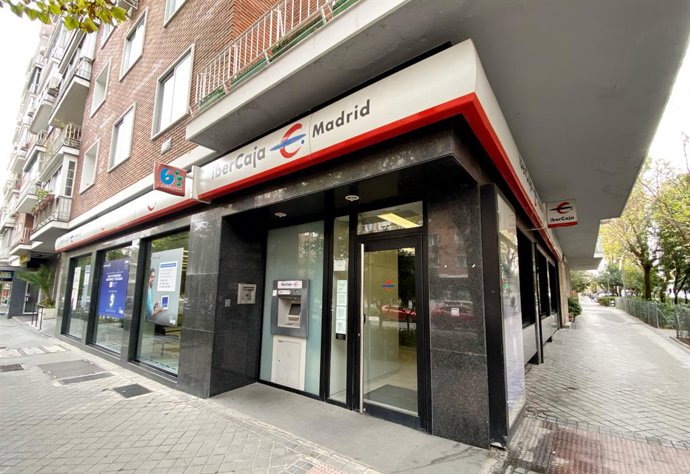 Archivo - Arxiu - Exterior d'una oficina d'Ibercaja a Madrid