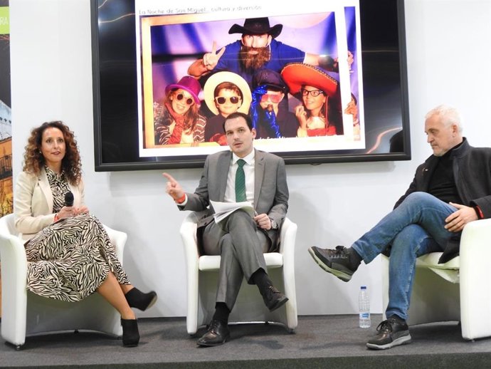 La delegada de Turismo del Ayuntamiento de Alcalá de Guadaíra (Sevilla), Rosa Carro (Cs), ha presentado en Fitur las actividades de verano de la localidad.