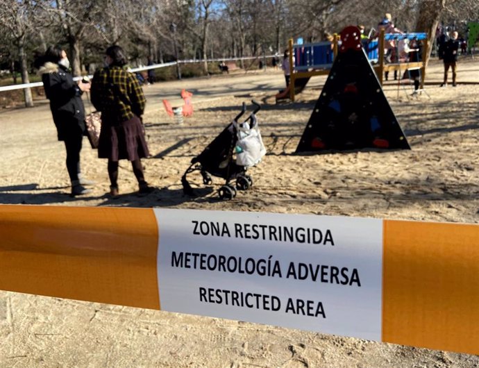 Un parque infantil restringido al paso con una cinta tras activarse la alertapor meteorología adversa, en el parque de El Retiro