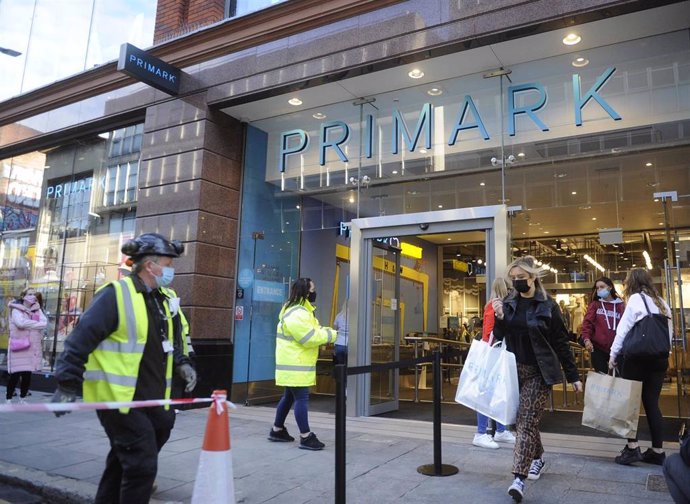 Archivo - 30 April 2021, United Kingdom, Belfast: Shoppers leave Primark in Belfast, as shops reopen after the easing of the coronavirus lockdown restrictions in Northern Ireland and the government has announced a high street voucher scheme. Photo: Mark