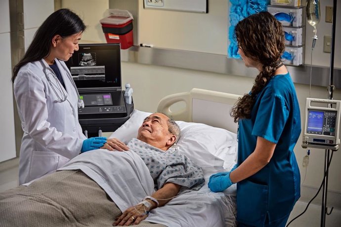 Doctoras tratan a un paciente satisfecho