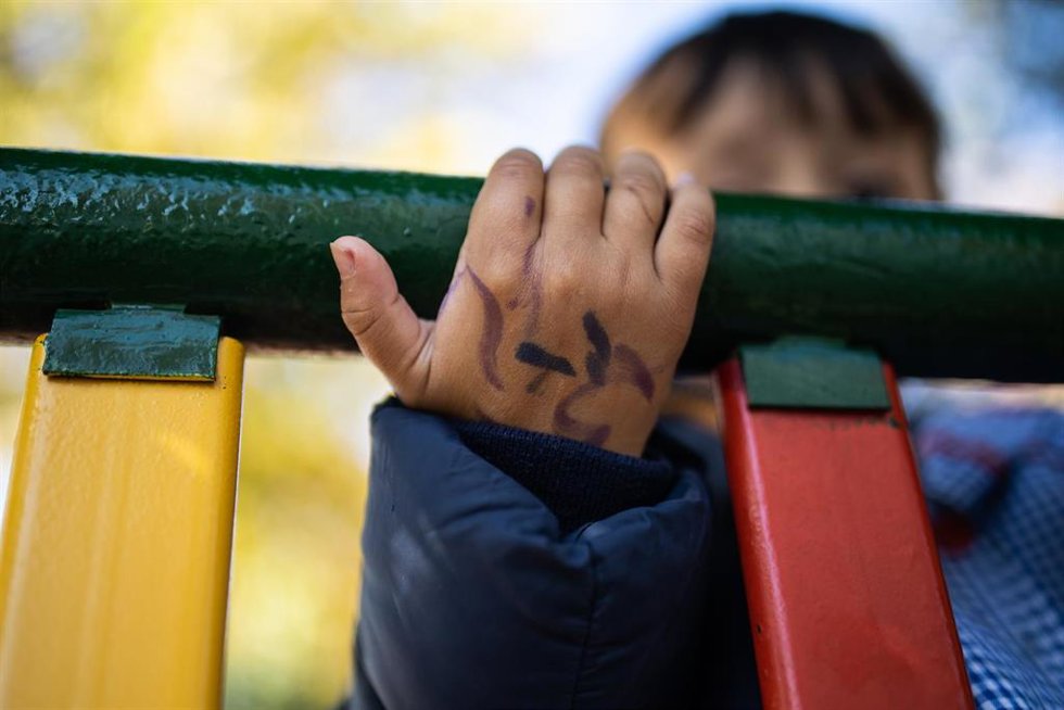 Archivo - Un niño juega en el patio del Colegio Alameda de Osuna, a 25 de octubre de 2021, en Madrid, (España).