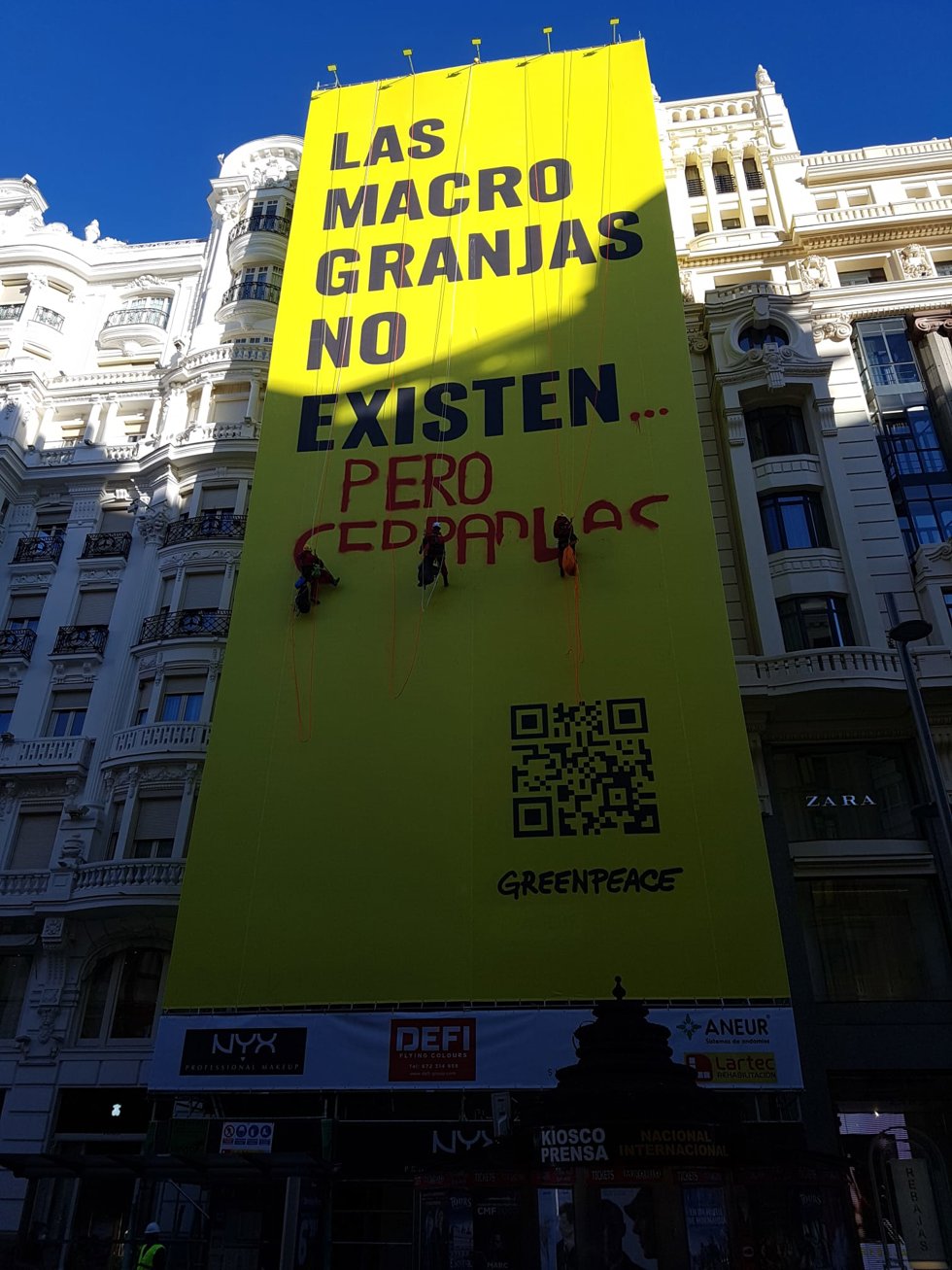 Escaladores de Greenpeace en Gran Vía