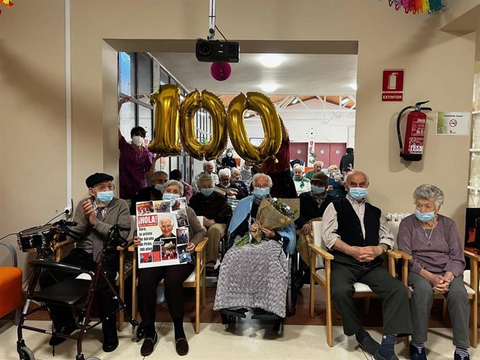 Celebración del cumpleaños de la centenaria Sara Bayón.