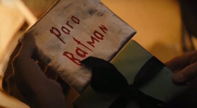 Enigma tiene un regalo para Bruce Wayne en el nuevo tráiler de The Batman