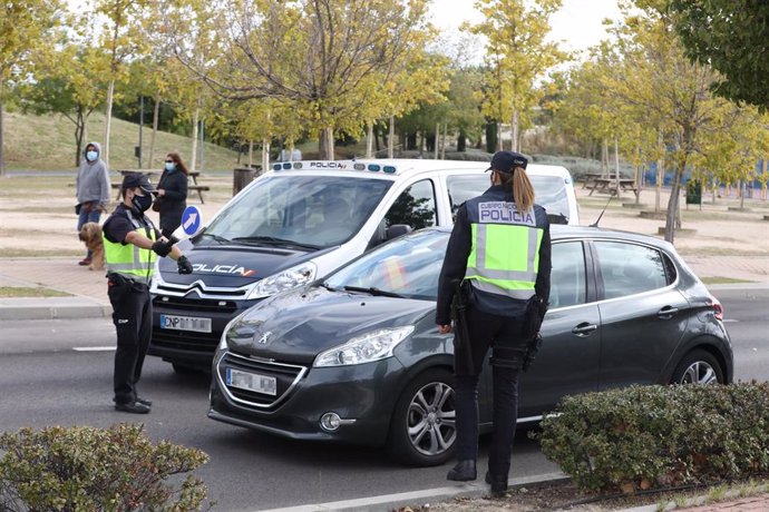 Archivo - Un agente de la Policía Nacional para un vehículo durante un control policial