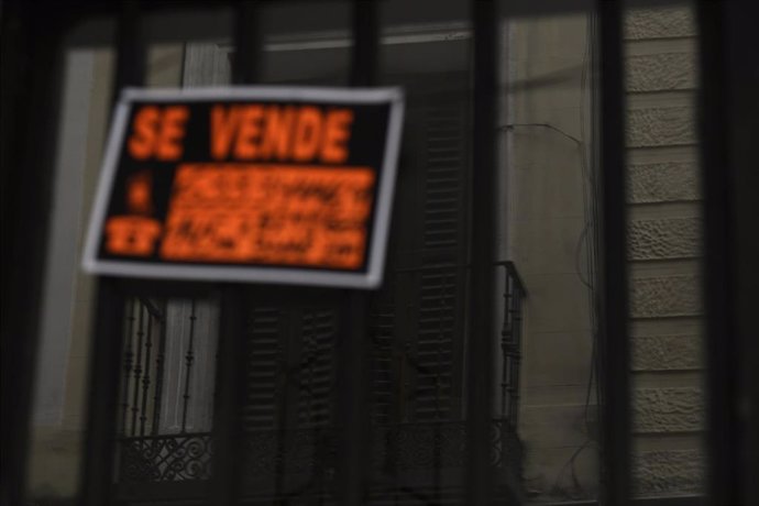 Archivo - Cartel colgado en un edificio que indica que el inmueble está en venta durante el día 40 de confinamiento por la crisis del Covid-19, donde los últimos datos arrojados indican que  la compraventa de viviendas en Madrid ha caído un 3,2% en febr
