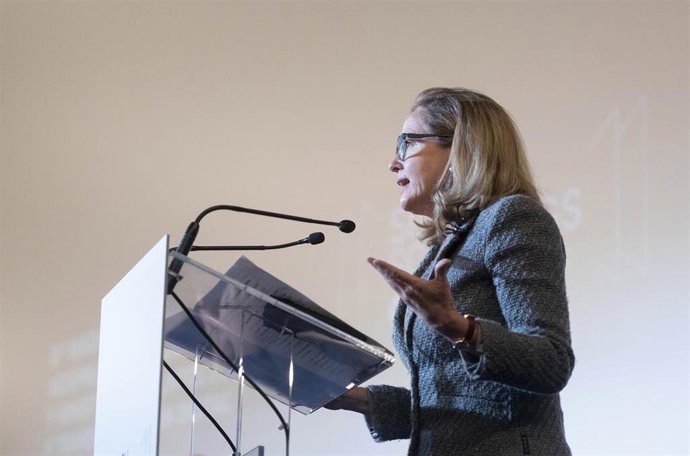 La vicepresidenta primera del Gobierno y ministra de Asuntos Económicos y Transformación Digital, Nadia Calviño, interviene en la presentación del proyecto `Spanish Screenings XXL, en el Cine Doré, a 19 de enero de 2022, en Madrid (España). El proyecto `