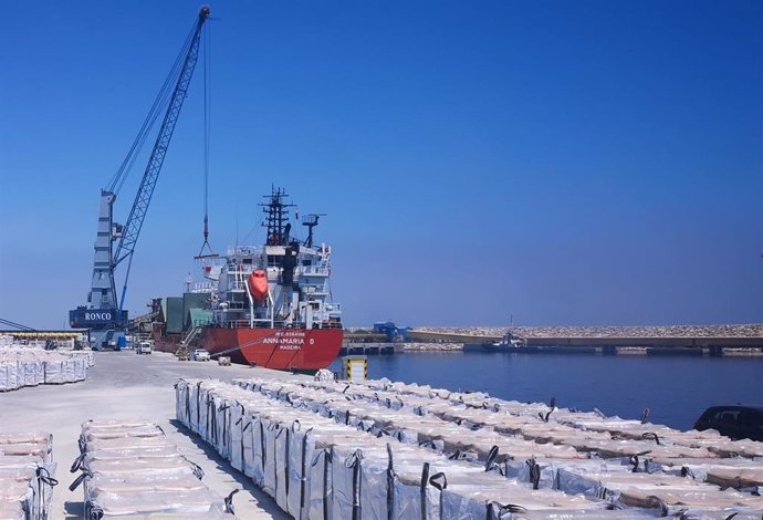 Almería.-Puertos.-Los puertos de Almería y Carboneras exportaron hasta noviembre de 2021 un 25% más que en 2020