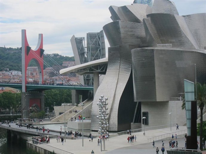 Archivo - Turistas en el Museo Guugenheim