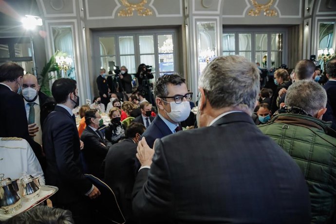 El ministro de la Presidencia, Relaciones con las Cortes y Memoria Democrática, Félix Bolaños (c), a su llegada a un desayuno informativo organizado por Nueva Economía Fórum, en el Hotel Mandarin Oriental Ritz, a 20 de enero de 2022, en Madrid, (España).