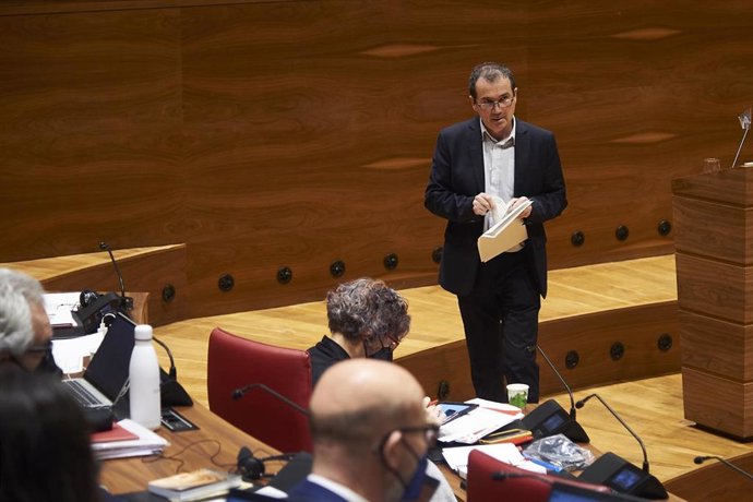El parlamentarioa de Geroa Bai Mikel Asiain, en el pleno del Legislativo foral este jueves.