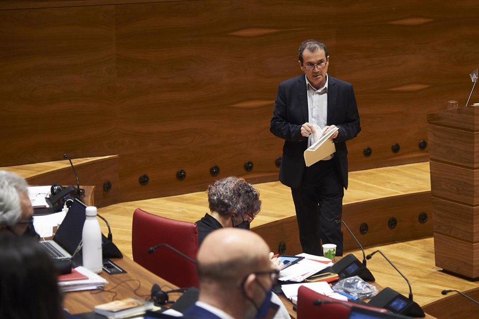 El parlamentarioa de Geroa Bai Mikel Asiain, en el pleno del Legislativo foral este jueves.