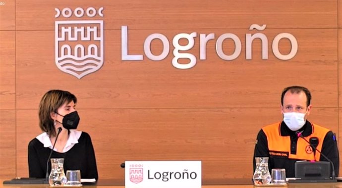 Eva Tobías y Eduardo Modrego, durante el balance de Protección Civil de Logroño en 2021