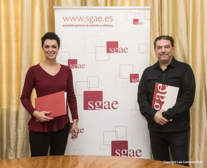 María Guerrero, presidenta de Acción por la Música y Antonio Onetti, presidente de la SGAE, durante la firma del convenio en Madrid.
