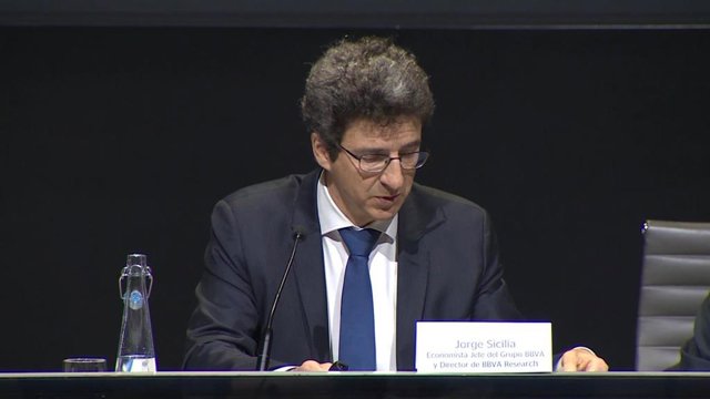Archivo - Presentación del informe 'Situación España' del servicio de estudios de BBVA, presentadopor el economista jefe del Grupo BBVA y director de BBVA Research, Jorge Sicilia,