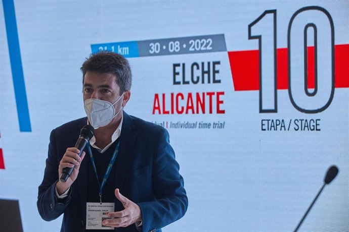 El presidente de la Diputación de Alicante y del PP de la Comunitat Valenciana, Carlos Mazón, durante la presentación de la décima etapa de la Vuelta Ciclista a España entre Elche y Alicante, durante el segundo día de la 42 edición de la Feria Internac