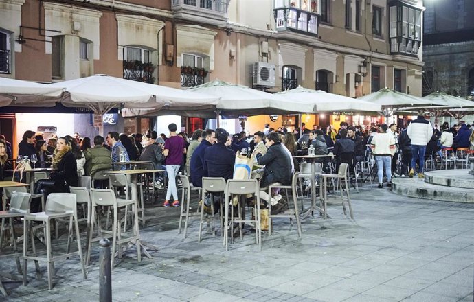 Comensales sentados en la terraza de un establecimiento de Santander