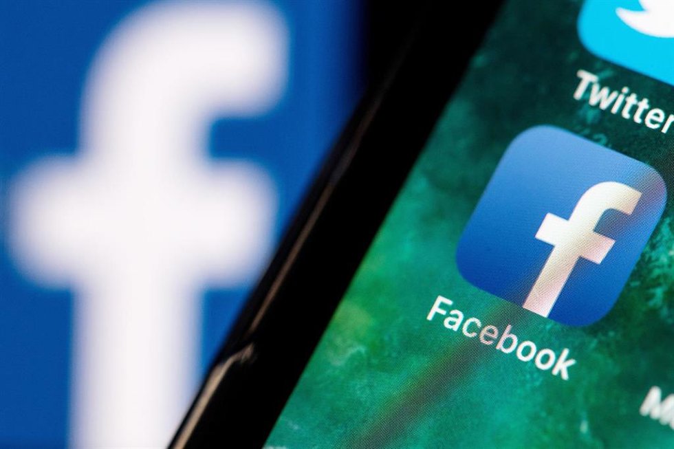 Archivo - Logo de Facebook en un teléfono móvil