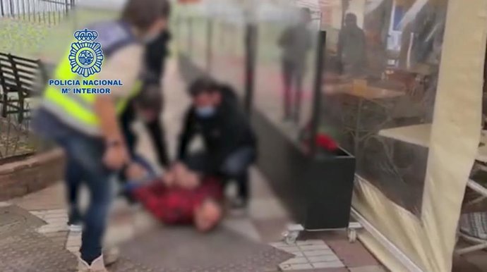 Detención en un bar una banda dedicada al atraco de gasolineras a punta de pistola