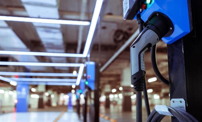 Archivo - BBVA formaliza la financiación de un parking para vehículos eléctricos que usará Amazon