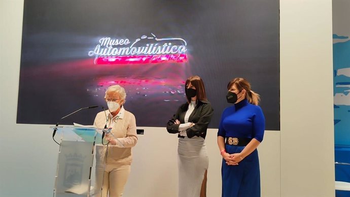 Teresa Porra, concejala del Ayuntamiento de Málaga, junto a las directoras del Museo  Automovilístico y de la Moda em Fitur 2022