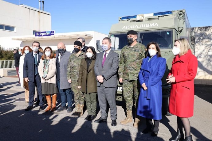 El presidente de C-LM, Emiliano García-Page, junto a las ministras de Defensa y Sanidad, Margarita Robles y Carolina Darias