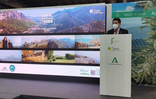 Reyes presenta en Fitur 'Paisajes de cine: las rutas de la película La hija'.