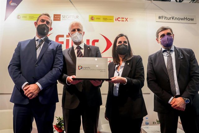 El secretario de Estado de Turismo, Fernando Valdés (1i), entrega el sello DTI al alcalde de Logroño, Pablo Hermoso de Mendoza (2i), por el que la ciudad pasará a formar parte de la Red de Destinos Turísticos Inteligentes.