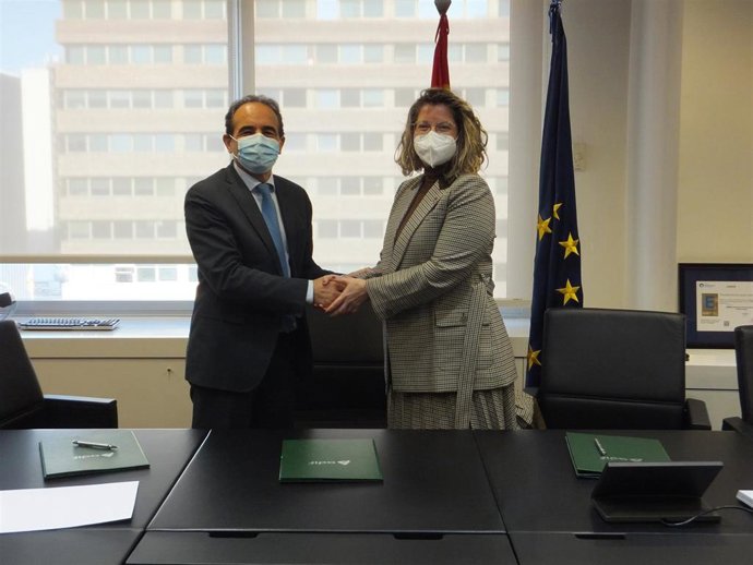 Momento de la firma del convenio entre Maria Luisa Dominguez (Adif) y Miguel Ángel Garrido (Colegio de Caminos)