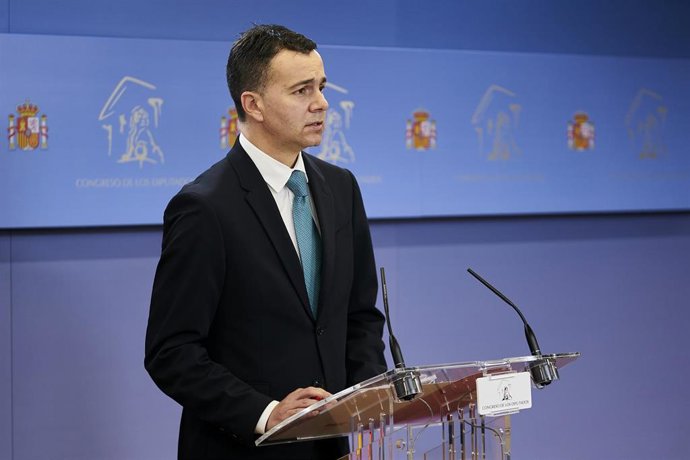 El portavoz del Grupo Parlamentario Socialista en el Congreso de los Diputados, Héctor Gómez, en una rueda de prensa anterior a una Junta de Portavoces en el Congreso de los Diputados, a 21 de diciembre de 2021, en Madrid, (España).