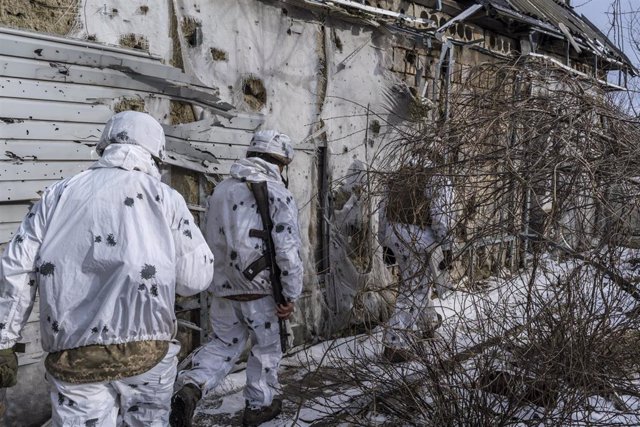 Militares ucranianos desplegados en el frente de combate