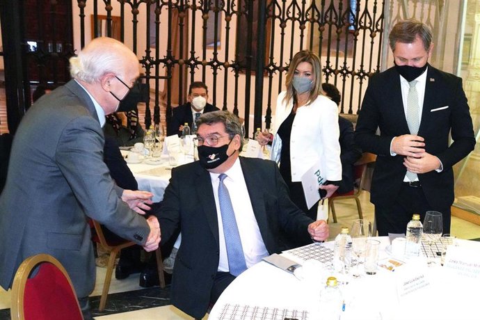 El Ministro de Inclusión, Seguridad Social y Migraciones, José Luis Escrivá Belmonte (c), saluda a su llegada a un desayuno-coloquio organizado por Asociación para el Progreso de la Dirección, en el Hostal de los Reyes Católicos - Parador de Santiago, a
