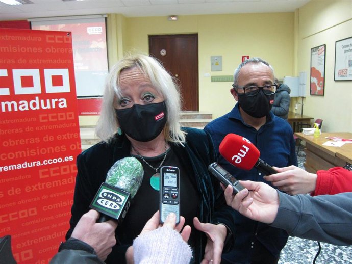 La secretaria general de CCOO de Extremadura, Encarna Chacón, y el secretario de la Escuela de Trabajo Confederal de CCOO, Joan Coscubiela.